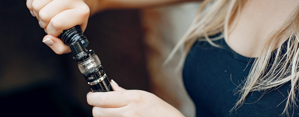 La prohibición de los vapes con sabores empujaría a algunos usuarios de vuelta al cigarrillo.