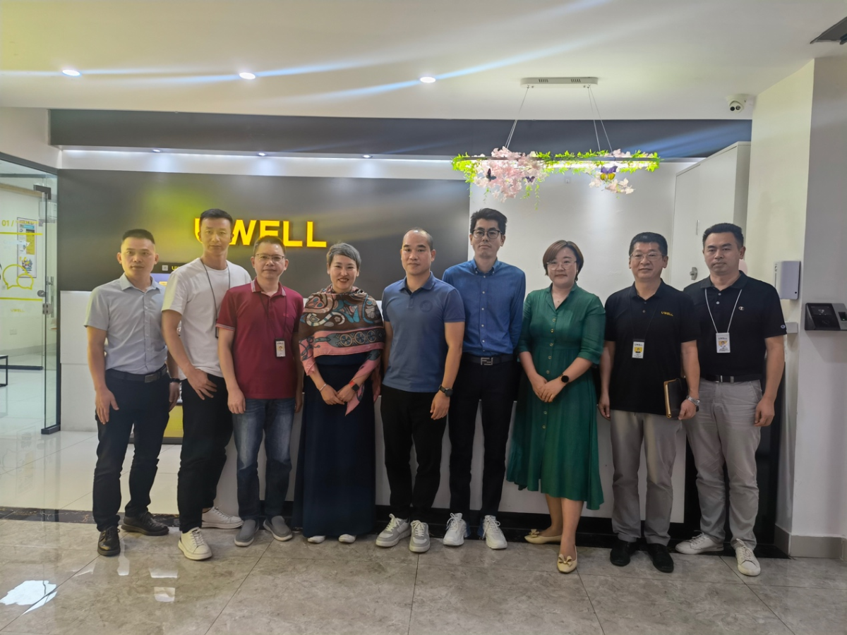 Secretary General of E-Cigarette Committee and His Party Visited UWELL Technology