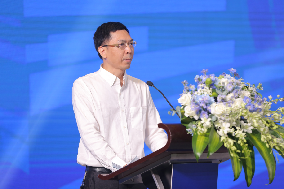 中国电子商会会长王宁、宝安区政府执行专员凌小禄、中国电子商会电子烟专业委员会理事长姚继德发表大会致辞:精英汇聚,分享经验,共同创造行业新格局