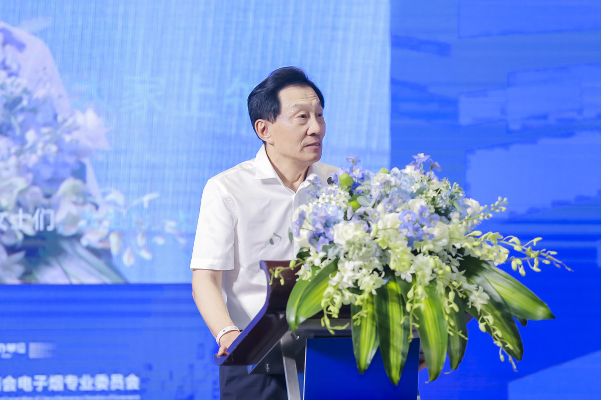 中国电子商会会长王宁、宝安区政府执行专员凌小禄、中国电子商会电子烟专业委员会理事长姚继德发表大会致辞:精英汇聚,分享经验,共同创造行业新格局