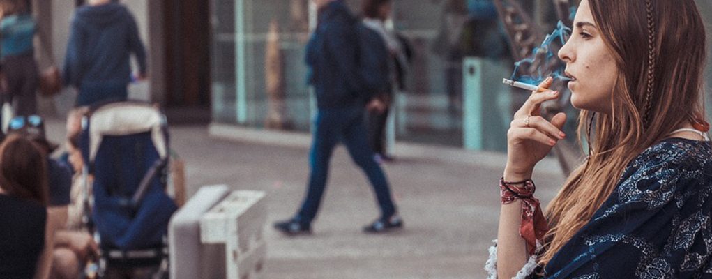 英国拟议“路面禁令”,禁止在酒吧外的人行道吸烟