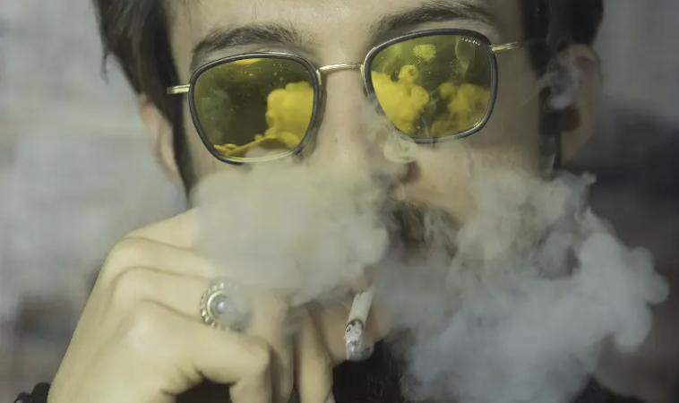 Study suggests big rise in mistaken belief about e-cig harm keeps people smoking