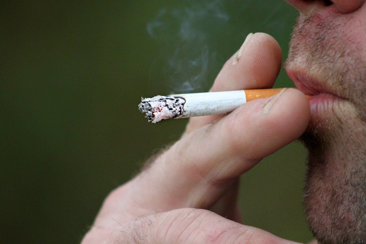 Aumentar los impuestos sobre los cigarrillos electrónicos probablemente aumentará el consumo de cigarrillos entre los adultos jóvenes.