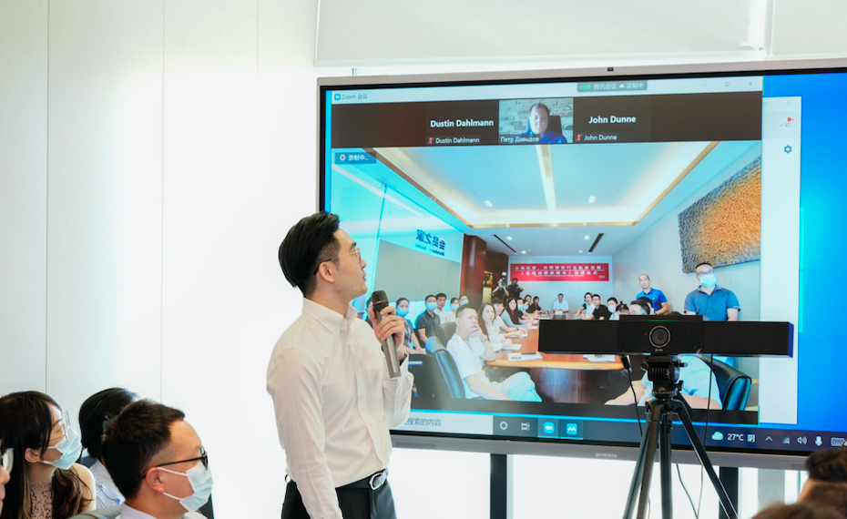 俄尼古丁联盟首席新闻官见证ECCC《合规经营承诺书》签署仪式