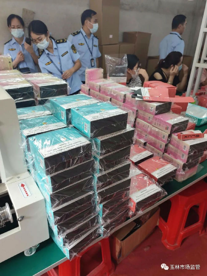 广西玉林市市场监管局联合多部门查获一起假冒注册商标电子烟案