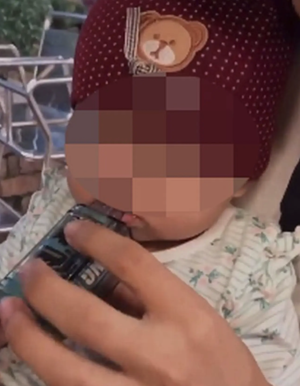 将电子烟放婴儿嘴里拍视频的男子面临20年监禁