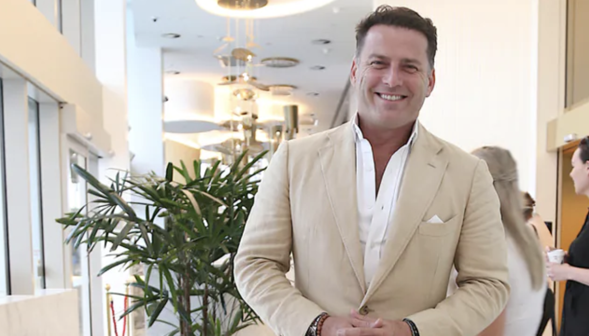 澳洲知名主持人因手持电子烟而引发热议