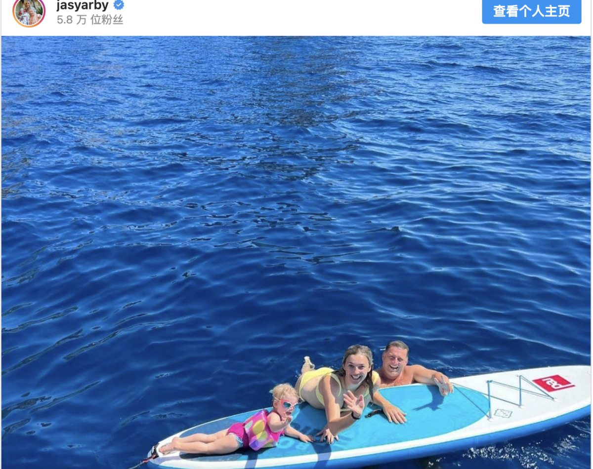 澳洲知名主持人因手持电子烟而引发热议