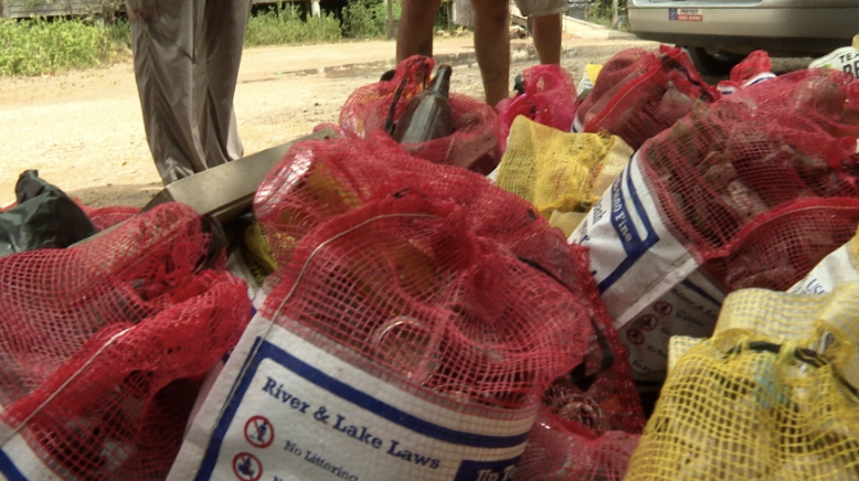 美国圣马科斯河的垃圾量飙升,包括大量一次性电子烟