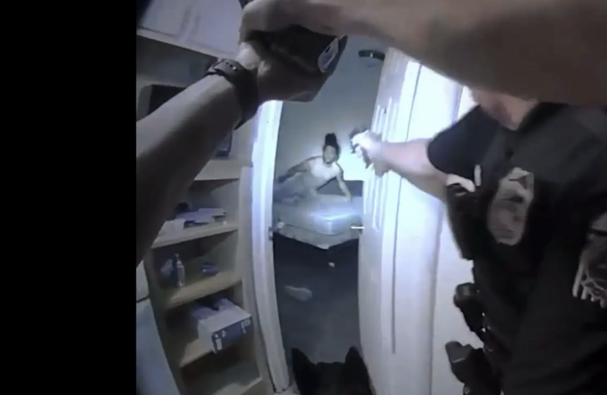 美国警方误杀一名拿着电子烟的青年