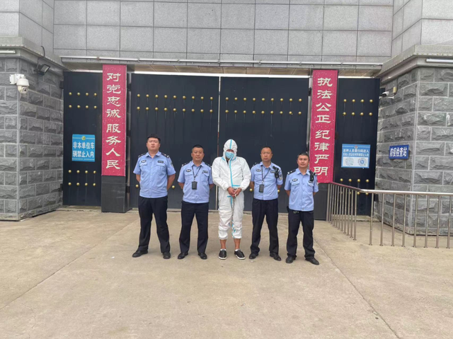 哈尔滨松北区缴获合成大麻素电子烟200余只