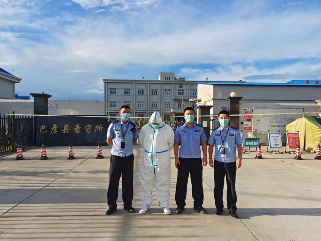 哈尔滨松北区缴获合成大麻素电子烟200余只