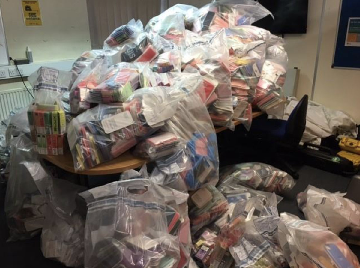 英官方查获超800支非法电子烟