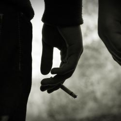 澳大利亚医生用香烟给儿子戒电子烟