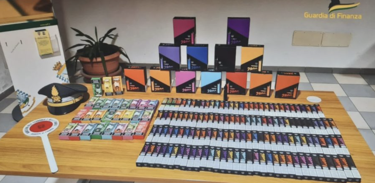 意大利里窝那查获一处非法电子烟售卖点