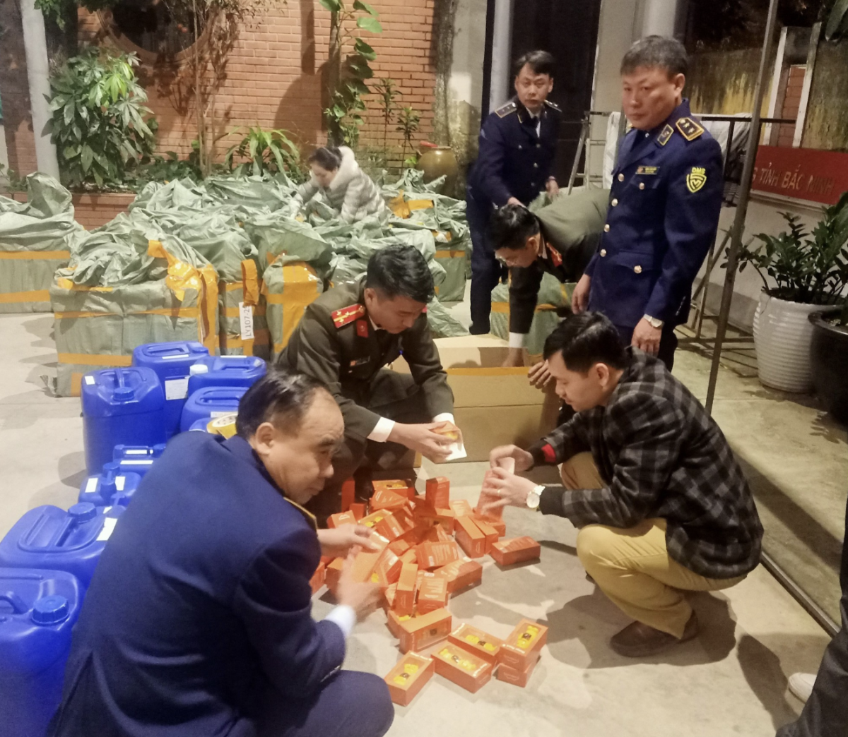 越南北宁查获5000件电子烟产品