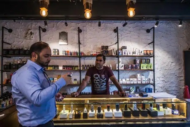 La policía de Mumbai incauta cigarrillos electrónicos ilícitos valorados en $8,500 durante un allanamiento a una tienda.