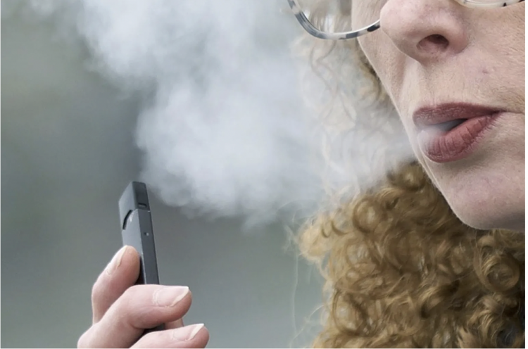 Estudio muestra que los cigarrillos electrónicos podrían proporcionar opciones más saludables para los fumadores.