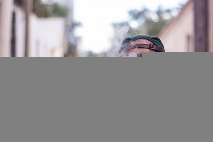 España redacta una ley para regular los cigarrillos electrónicos en línea con los productos de tabaco.