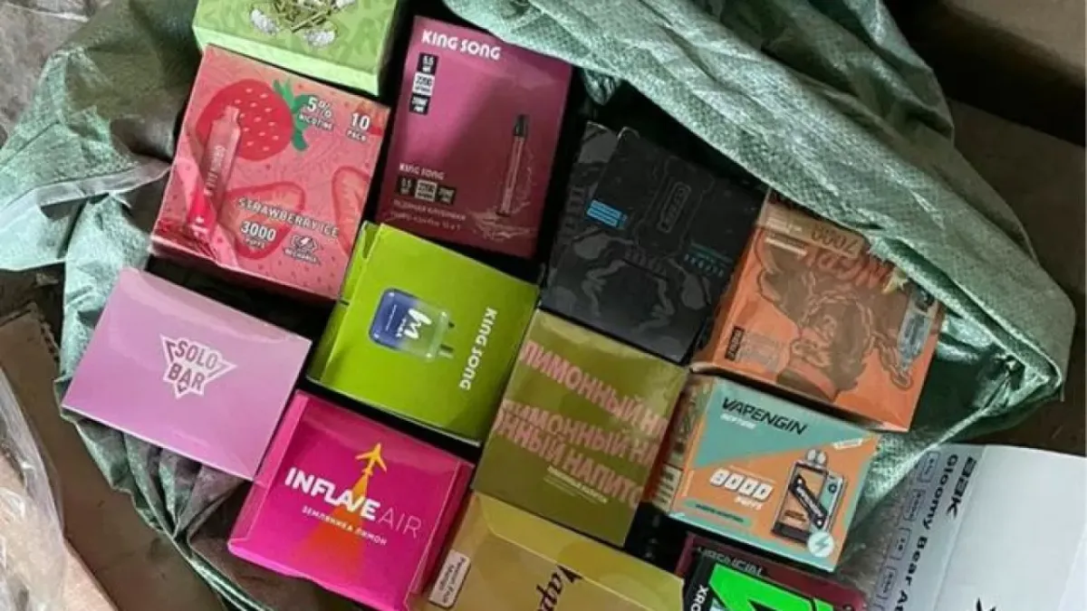 Las autoridades de Kazajistán detienen a ciudadanos que contrabandean cigarrillos electrónicos.