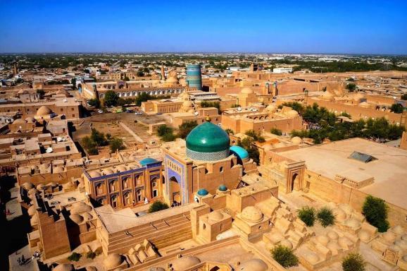 Uzbekistán implementa restricciones de edad en la venta de alcohol y tabaco.