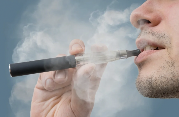 La relación entre el uso de cigarrillos electrónicos y la infección por COVID-19