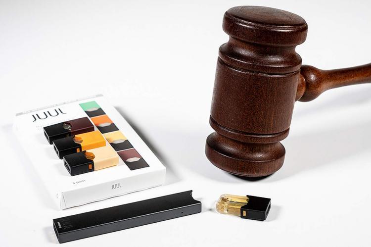Juul enfrenta la retirada del mercado en Estados Unidos: implicaciones y controversias.