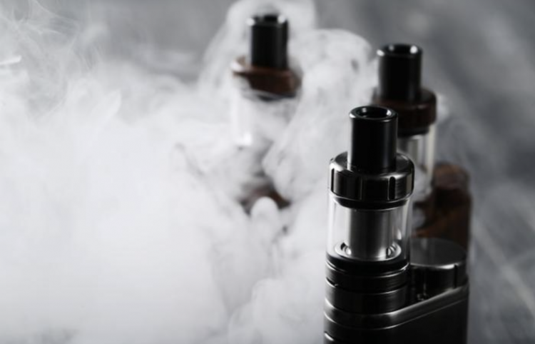 Adolescente compra cigarrillo electrónico en una tienda de tabaco y enfrenta penalizaciones.