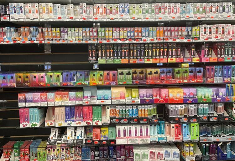 La venta de cigarrillos electrónicos desechables con sabor continúa a pesar de las regulaciones de la FDA.