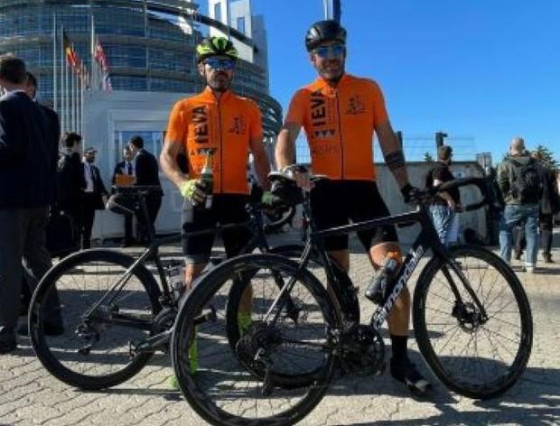 Professional Cyclists Promote Benefits of E-Cigarettes on Tour