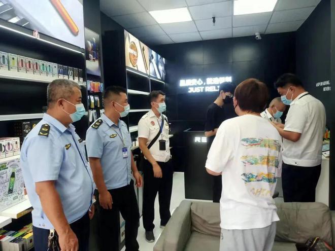 Ofensiva contra la venta de cigarrillos electrónicos cerca de las escuelas en Haikou.