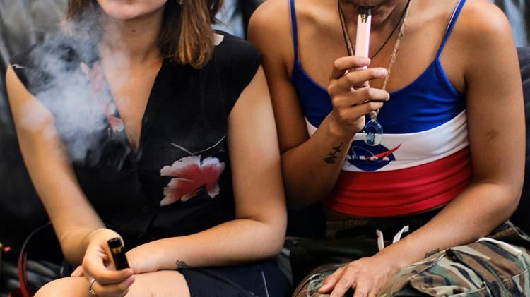 Preocupación de expertos sobre el uso de cigarrillos electrónicos por parte de los estudiantes al regresar a la escuela.