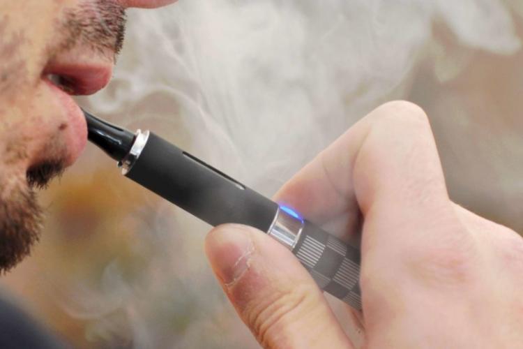 El Reino Unido considera recetar cigarrillos electrónicos para ayudar a los fumadores a dejar de fumar.