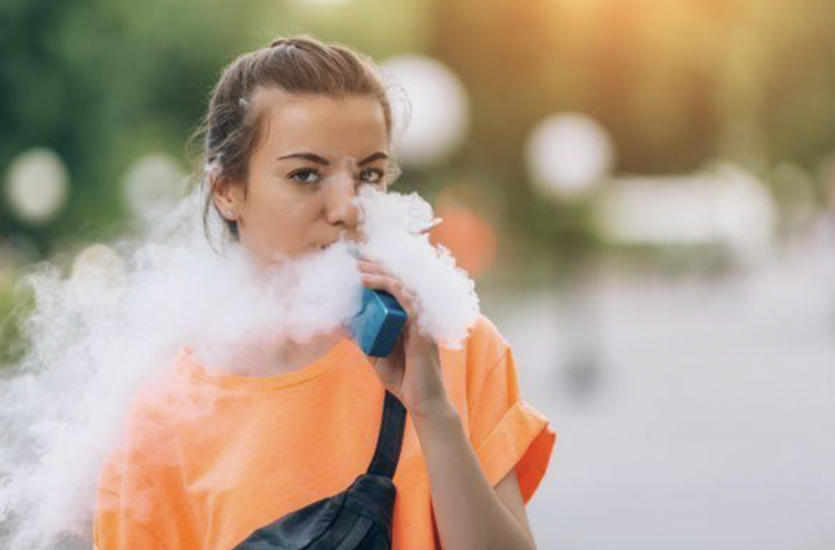 El ejercicio regular se vincula con un mayor uso de cigarrillos electrónicos en adolescentes.