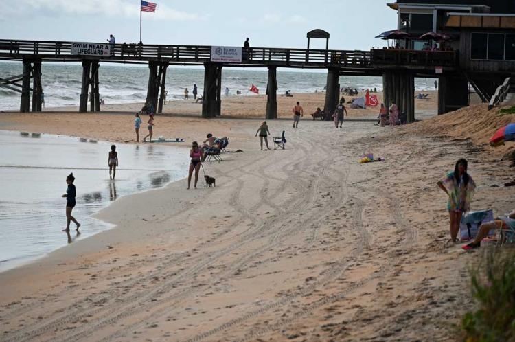Florida considera prohibir fumar en playas y parques.