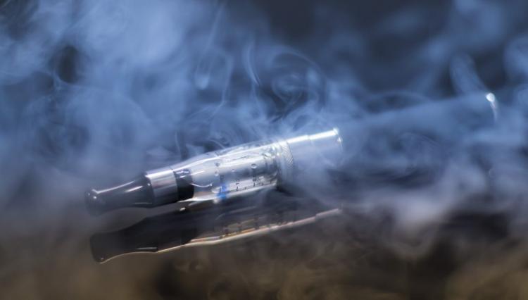Asociación entre el uso de cigarrillos electrónicos y el cese del consumo de tabaco en fumadores adultos sin intenciones previas de dejar de fumar: un estudio utilizando datos de PATH.