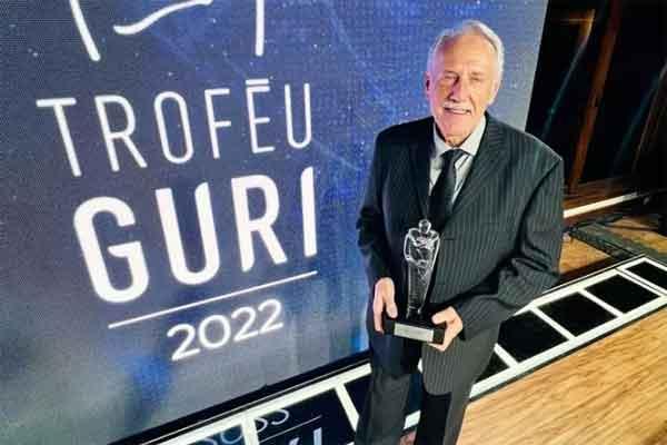 Iro Schunke premiado por su contribución al desarrollo de la industria del tabaco.