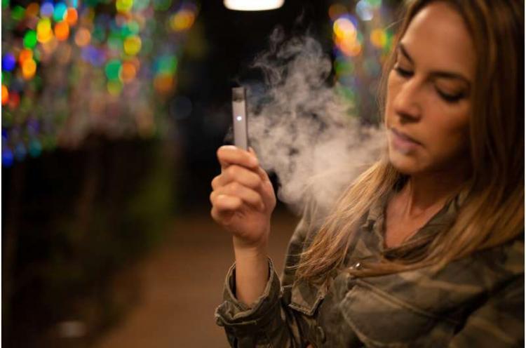 Los padres que fuman aumentan el uso de cigarrillos electrónicos en los adolescentes en un 55%: Estudio