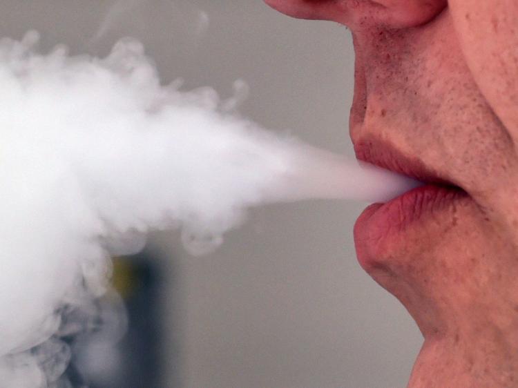 El programa de cigarrillos electrónicos del Consejo del Condado de Norfolk ayuda a los fumadores a dejar de fumar.