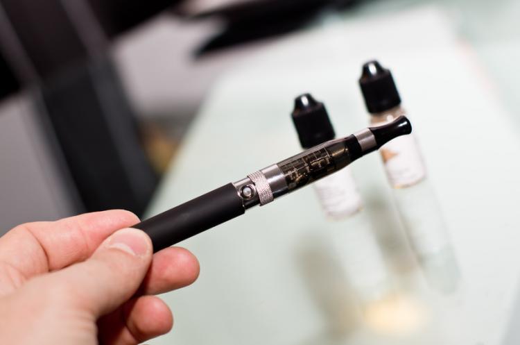 Debate sobre los cigarrillos electrónicos con sabores en California.