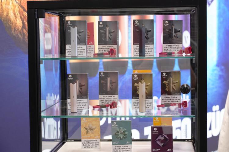 Bat destaca la línea de productos en la exposición alemana de tabaco.