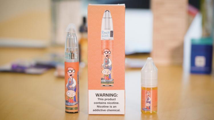 La FDA advierte a las compañías que venden cigarrillos electrónicos a menores de edad.