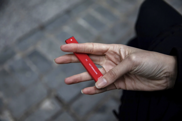Nueva investigación muestra poco progreso en mantener alejados a los jóvenes de los cigarrillos electrónicos en Estados Unidos.