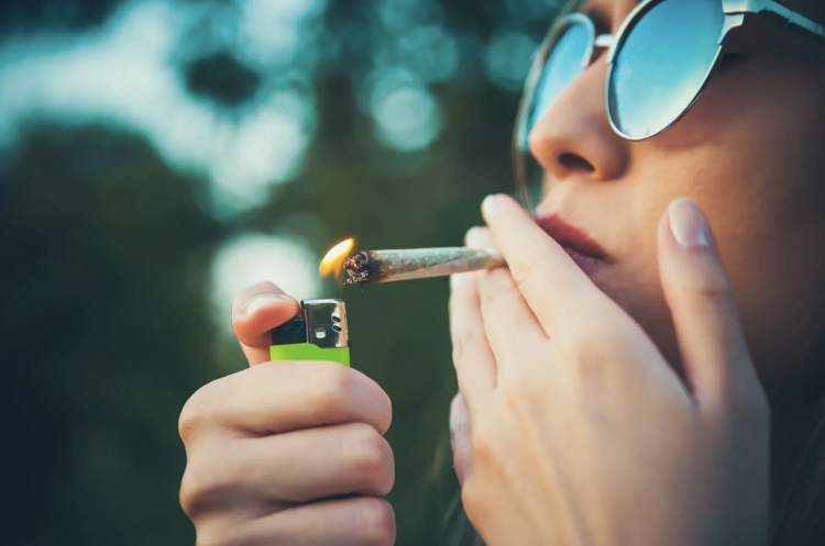 Uso de marihuana de los jóvenes estadounidenses aumenta con la legalización: encuesta.