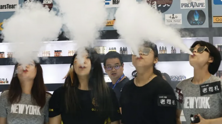 Hong Kong considera levantar la prohibición de exportar cigarrillos electrónicos y productos de tabaco para impulsar los ingresos.