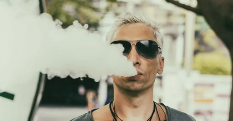 Legalizar y regular los cigarrillos electrónicos en Tailandia.