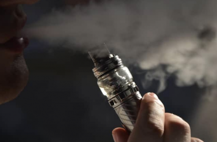 Dos tiendas enfrentan multas por vender vapeadores a menores.
