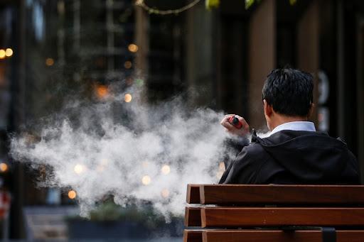 Las cigarrillos electrónicos aumentan la tasa de éxito en dejar de fumar, según un estudio.