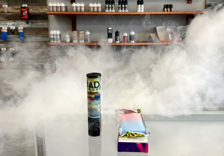 Cigarrillos electrónicos con sabores ilegales se venden abiertamente en los centros comerciales de Nueva York.