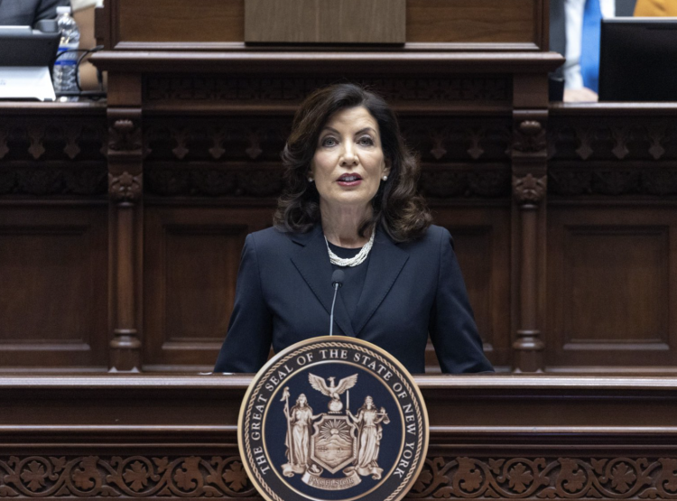 La gobernadora de Nueva York, Hochul, propone cambios en la política tabacalera.